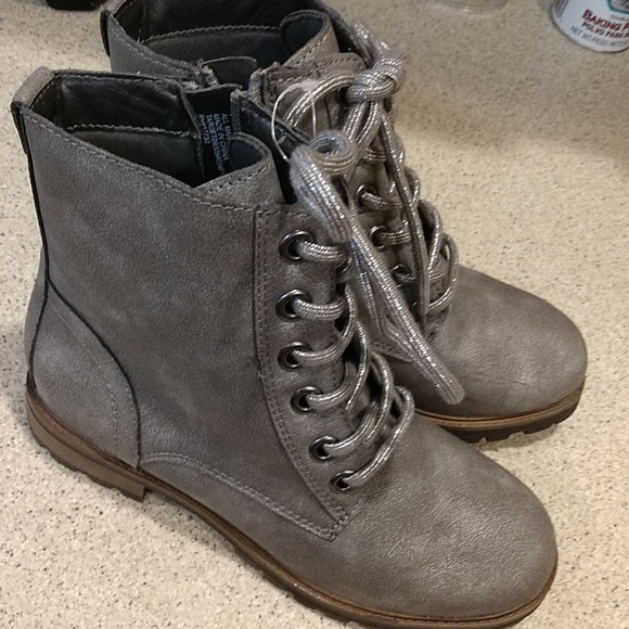 art class Other - 👌Youth zip boots Size 4